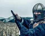 Ein wütender Krieger mit Helm und Schwert, bereit zum Kampf. Die Bedeutung eines Ritters zeigt sich in seinem Mut und seiner Entschlossenheit.
