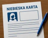 Dokument "Niebieska Karta" z ikoną osoby i pustymi polami do wypełnienia, obok niebieski długopis.
