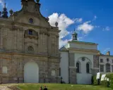 Barokowy zespół klasztorny na Świętym Krzyżu na Łysej Górze, z charakterystyczną architekturą i błękitnym niebem.
