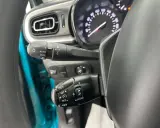 Palanca de luces con función AUTO y controles de crucero. Las luces adaptativas del coche se activan automáticamente.