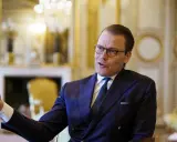 Prins Daniel i mörk kostym, med glasögon, gestikulerar. Rykten om prins Daniel otrogen sprids.