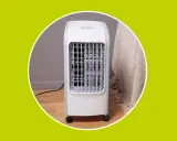 Climatizador evaporativo blanco con ruedas, ideal para entender como funciona un climatizador evaporativo y refrescar tu hogar.