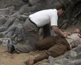 Un uomo a terra, ferito, mentre un altro cerca di aiutarlo. Chissà perché non l'hanno chiesto a Evans.