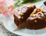 Schokoladenkuchen mit bunten Streuseln, angeschnitten. Eine kreative Idee, um Kuchenreste verwerten und nochmals genießen zu können.