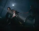 Mroczna scena z Outlast 2. Dwóch mężczyzn atakuje kobietę w lesie. Sprawdź wymagania Outlast 2, by uniknąć takich sytuacji!