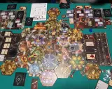 Gra planszowa "Black Rose Wars" z figurkami i kartami na heksagonalnej planszy.