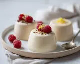 Tre krämiga pannacotta smaker, toppade med hallon och citronskal. En delikat dessert som lockar.
