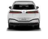 Weißes SUV mit markanten Rückleuchten und dem BMW-Logo. Ein Fahrzeug, das Potenzial für limitierte Autos mit Wertsteigerung hat.