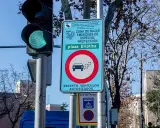 Señal de tráfico en una zona eco de Madrid, indicando "Zona de Bajas Emisiones de Especial Protección" en Plaza Elíptica.