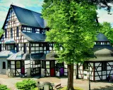 Kościół Pokoju w Świdnicy, z charakterystyczną szachulcową architekturą, otoczony zielenią.