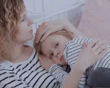 Samotna matka tuli swoje dziecko, które wtula się w jej ramię.