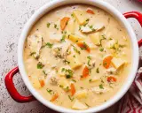 Cremige Hühnersuppe mit Kartoffeln und Karotten, ein Klassiker unter den Suppen Rezepten, garniert mit Petersilie.