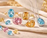 Gioielli con pietre preziose: anelli con topazio pietra blu e giallo, un pendente con topazio pietra blu e gemme rosa.