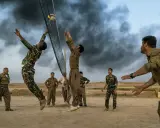 Kurden spielen Volleyball. Ihre Entschlossenheit und ihr Gemeinschaftssinn zeigen sich in den Charakterzügen, die sie im Spiel demonstrieren.