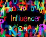Kolorowe litery tworzą tło dla napisu "influencer". To jak zeamsone 5 influencerek tekst, pełen barw i przekazu.