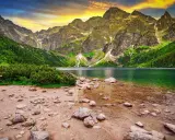 Jezioro Morskie Oko, jedno z 10 najpiękniejszych miejsc w górach, otoczone skalistymi szczytami i zielonymi lasami.