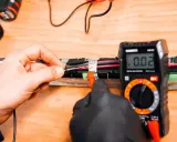 Test d'une batterie de vélo électrique. Peut-on mettre une batterie plus puissante ? Mesure avec un multimètre.