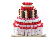 Tarta de chuches de varios pisos, decorada con nubes, gominolas y ositos de chocolate. ¡Una idea genial para aprender como hacer tarta de chuches!