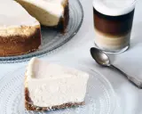 Pyszne ciasto filadelfia na kruchym spodzie, podane z kawą latte. Idealne na deser.