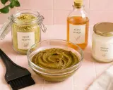 Preparazione per la colorazione naturale dei capelli: henné neutro, aceto di mele, olio di cocco e pennello. Valutare i henné capelli pro e contro per una scelta consapevole.