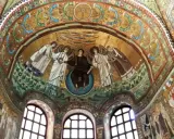 Mosaici bizantini a Ravenna: Cristo in trono tra angeli, un'ispirazione per cosa fare oggi a Ravenna e dintorni.