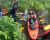 Policja przeprowadza rutynową kontrolę trzeźwości kajakarzy na rzece. Jeden z funkcjonariuszy używa alkomatu.