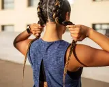 Frauen flechten Boxer Braids für ein sportliches Outfit.