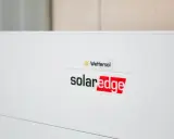En vit enhet med logotyper för Wetter sol och solaredge optimerare.