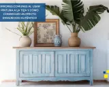Mueble azul con efecto envejecido, resultado de una pintura a la tiza. Decorado con plantas y jarrones, muestra cómo lograr un acabado auténtico.