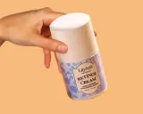 Dłoń trzymająca krem z retinolem LilyAna Naturals.