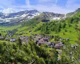 Villaggio alpino in Liechtenstein, con montagne innevate sullo sfondo. Un luogo incantevole da esplorare, scopri cosa vedere!