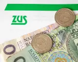 ZUS i polskie złotówki, symbolizujące przyszłą rekompensatę do emerytury.