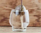 Un avocat germe dans un verre d'eau, prêt à pousser. Combien de temps pour faire pousser un avocat ?