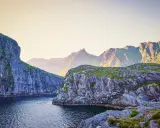 Skaliste wybrzeże Norwegii, gdzie woda spotyka się z górami. Jak imię Olaf, które oznacza "dziedzic przodków", tak i te krajobrazy niosą historię.