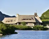 Ile kosztuje nocleg w schronisku? Przewodnik po cenach i zniżkach.