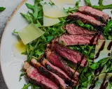 En saftig tagliata på en bädd av rucola med parmesanflisor och balsamico. Ett perfekt tagliata recept för en snabb och lyxig middag.