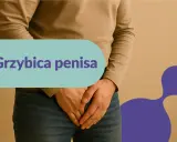 Mężczyzna trzyma ręce na kroczu, sugerując swędzenie członka i zaczerwienienie. Napis "Grzybica penisa" wskazuje na problem.