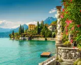 Una gita fuori porta Milano: ville storiche, natura rigogliosa e il lago azzurro creano uno scenario da sogno.