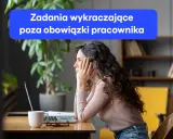 Kobieta zamyślona nad zadaniami wykraczającymi poza obowiązki pracownika.