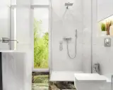 Modernos baños pequeños con ducha, lavabo flotante y ventana con vistas a la naturaleza.