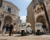 Scopri cosa fare a Bergamo in un giorno: tour in tuk-tuk tra piazze storiche e architetture mozzafiato.