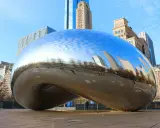 Chicagowskie "Fasolka" odbija drapacze chmur i niebo. To obowiązkowy punkt na liście "chicago co zobaczyć".