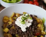 Herzhaftes Gericht mit Hackfleisch, Kartoffeln und Quark – ein ideales proteinreiches Abendessen.