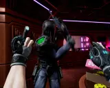 Gracz w rękawicach z neonowym blaskiem przygotowuje się do walki w świecie System Shock. W tle widać przeciwnika w cybernetycznym pancerzu.