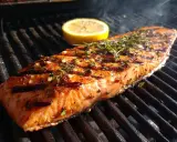 En saftig laxfilé med örter och citron på grillen, perfekt för en härlig grillkväll. Gott att grilla!