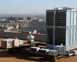 Unidades de aire acondicionado en una azotea, listas para que el aire acondicionado meta aire del exterior y refresque la ciudad.