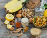 Składniki na dietę niskopurynową: ananas, cytryny, jajka, orzechy, ryż, makaron, pasta sezamowa, przyprawy.