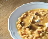 Plato de fabes con almejas, un guiso tradicional lleno de sabor y textura.