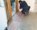 Instalacja ogrzewania podłogowego elektrycznego. Zastanawiasz się nad ogrzewanie podłogowe elektryczne koszty miesięczne? To pierwszy krok do komfortu i oszczędności.