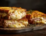Deux croque monsieur au four empilés, leur fromage fondant dégouline. Un plat réconfortant et gourmand.